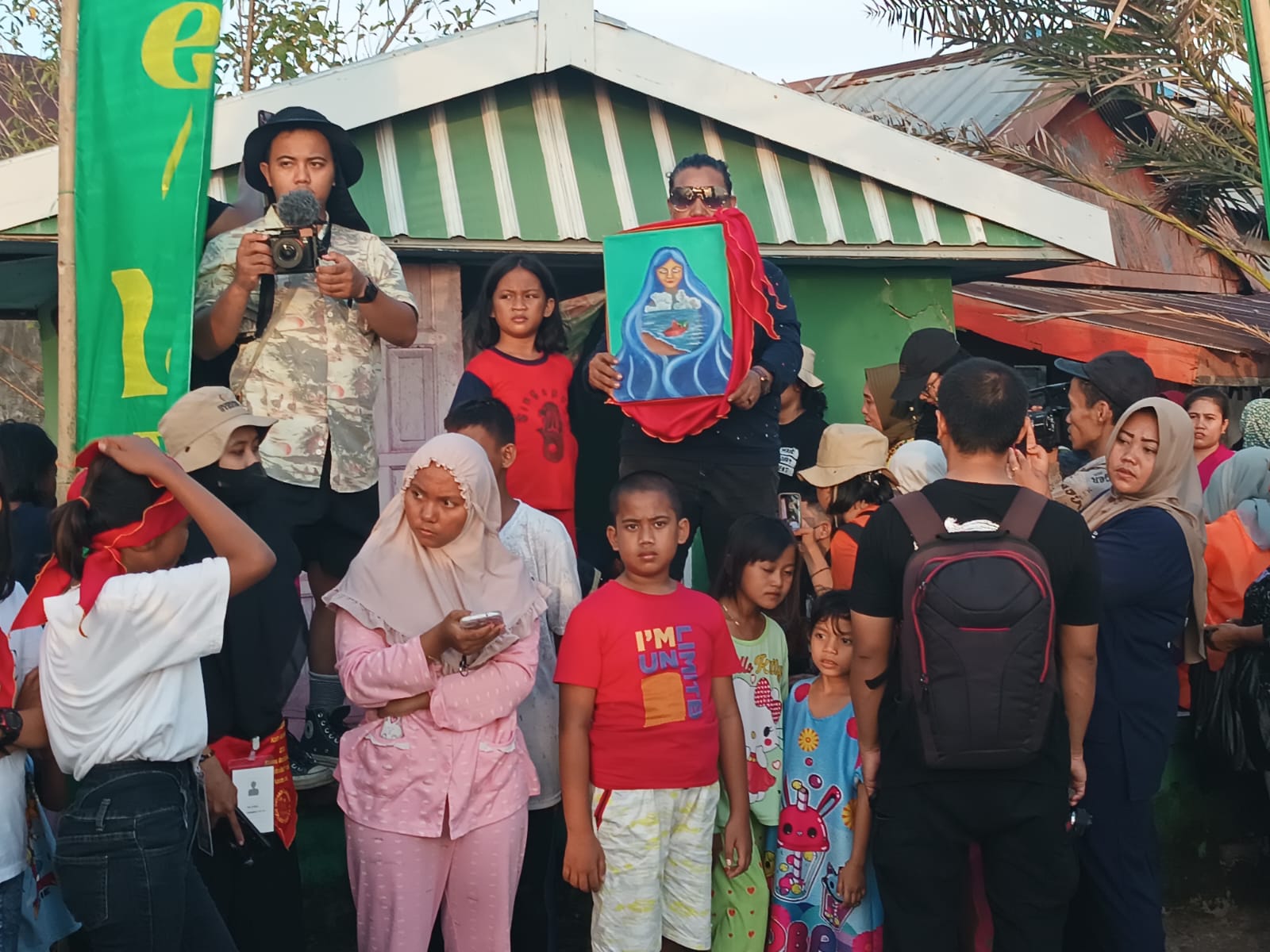 Daeng Bau gave a speech supporting the women of Lae-Lae Island, rejecting the South Sulawesi Provincial Government's plan for reclamation.
