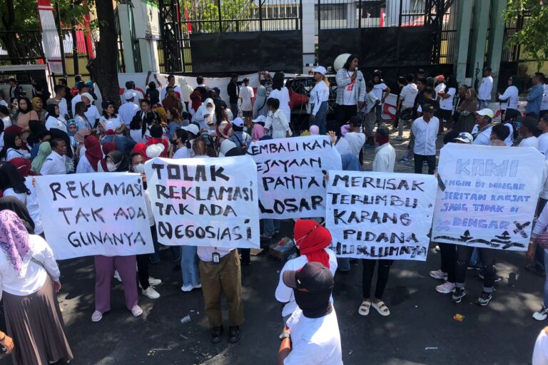 Action by Lae-lae Island residents together with Coastal Guard activists in front of the South Sulawesi Governor's Office holding a banner reading 'Reject Lae-lae Island Reclamation.'